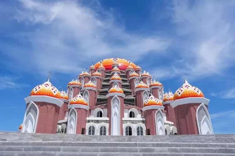 Wisata Religi dan Edukasi di Masjid 99 Kubah Makassar