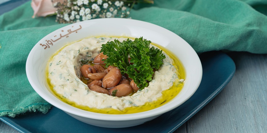 Explore Rasa Tradisional Lebanon di Pasar Beirut: Manakish, Hummus, dan Labneh